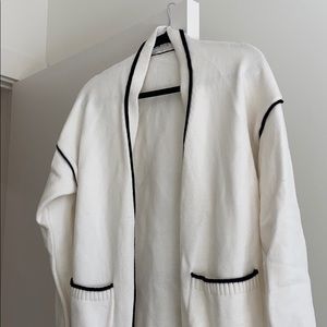 Mod ref white cardigan with black stitching